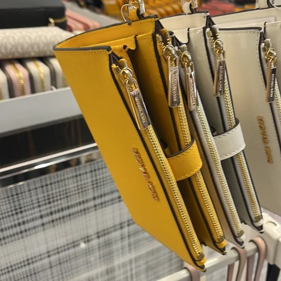 Michael Kors Jet Set Travel Large Double Zip Leather Wristlet phone holder 
NWT - Picture 7 of 16